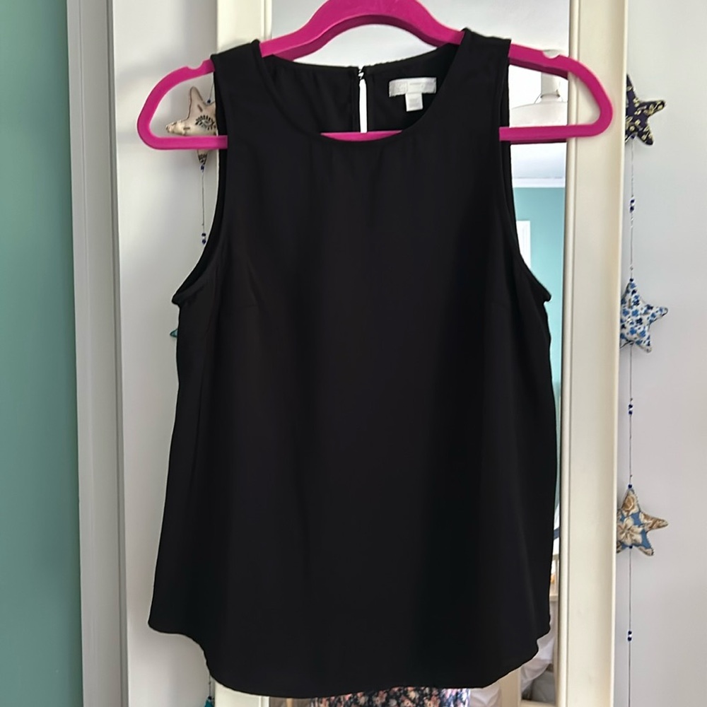 14th & Union black sleeveless top. S